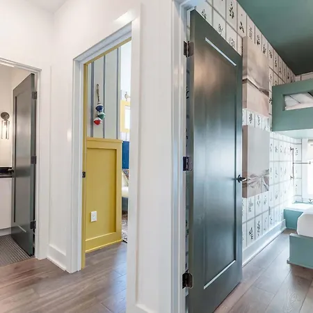Luxe 4br Retreat With Rooftop Fire Pit & Garage *