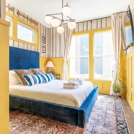 Holiday home Luxe 4br Retreat With Rooftop Fire Pit & Garage *