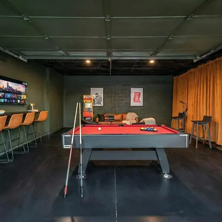 Rooftop Hot Tub Views Pac-man Pool Table