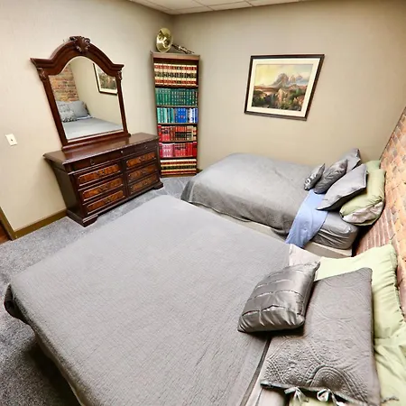 Broadway 4br 2bth 2500sf Art Gallery And Steam *