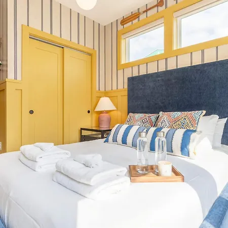 Luxe 4br Retreat With Rooftop Fire Pit & Garage Holiday home *