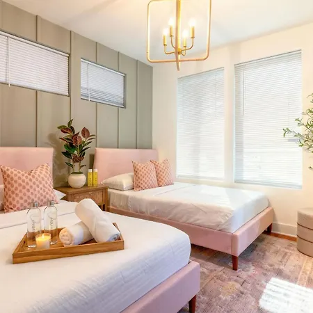 Holiday home Skyline Views With Double Rooftop Deck & Game Nashville