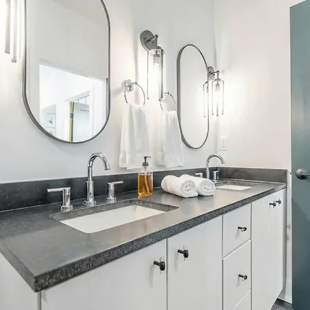 Luxe 4br Retreat With Rooftop Fire Pit & Garage Holiday home *
