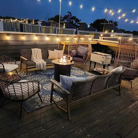 Rooftop Views Ping Pong Lounge Holiday home *