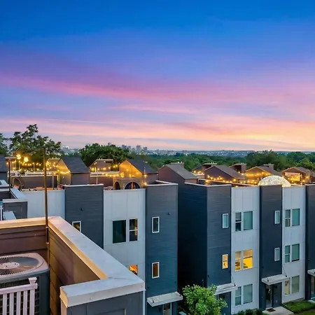 Rooftop Deck Grill Ping Pong Near Downtown Holiday home *