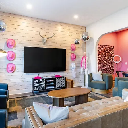 Last Rodeo Buyout - 3 Units By Avantstay *