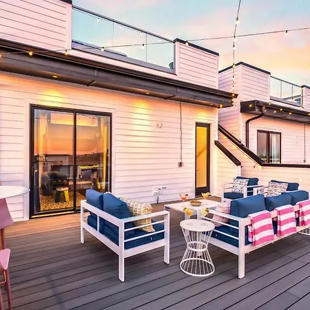 Taylor Swift Inspired Hot Tub Rooftop Deck Views Holiday home