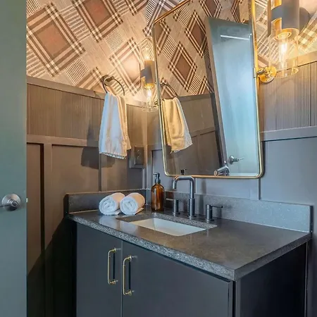 Luxe 4br Retreat With Rooftop Fire Pit & Garage Nashville