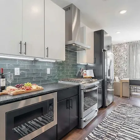 Holiday home Luxe 4br Retreat With Rooftop Fire Pit & Garage