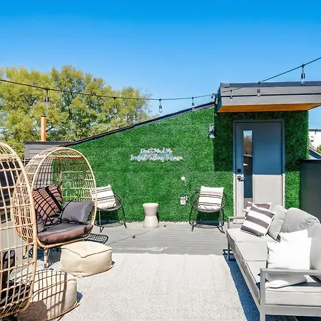 Dual Homes Rooftop Deck In Downtown Holiday home *