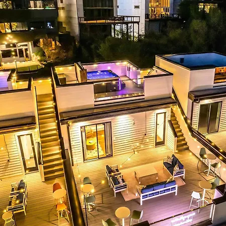Taylor Swift Inspired Hot Tub Rooftop Deck Views Holiday home *