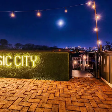 Holiday home Skyline Views With Double Rooftop Deck & Game