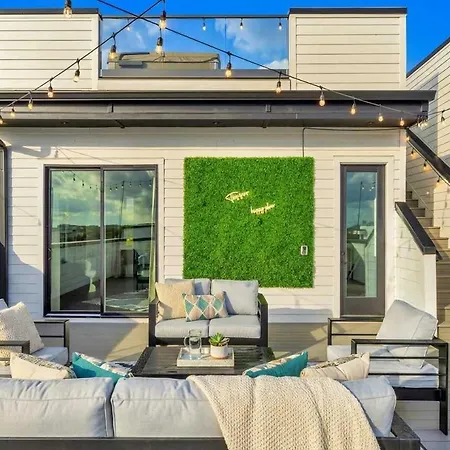 Double Rooftop Decks Hot Tub Karaoke *