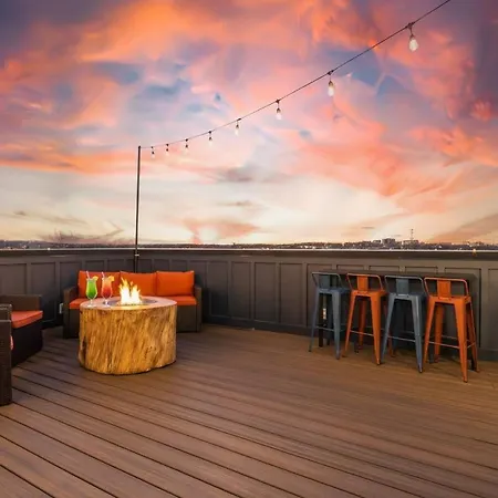 Hot Tub Poker Pool Table & Rooftop Mls View Nashville