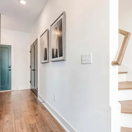 Luxe 4br Retreat With Rooftop Fire Pit & Garage *