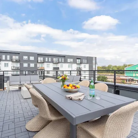 Luxe 4br Retreat With Rooftop Fire Pit & Garage Holiday home