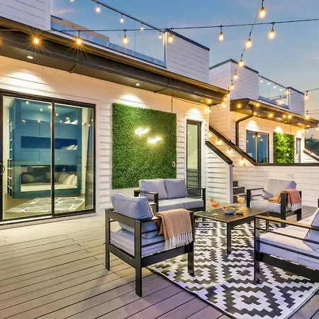 2 Hot Tubs Karaoke Game Downtown Holiday home