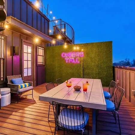 Holiday home Skyline Views With Double Rooftop Deck & Game