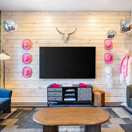 Last Rodeo Buyout - 3 Units By Avantstay *