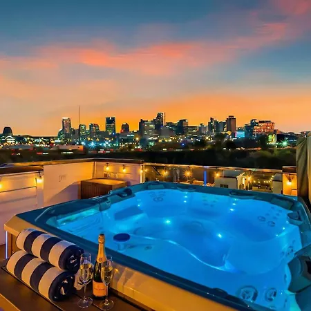 2 Hot Tubs Karaoke Game Downtown Holiday home