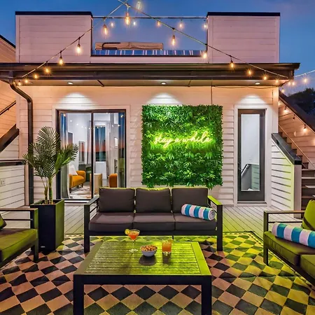 2 Hot Tubs Karaoke Game Downtown Holiday home *