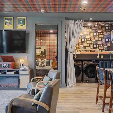 The Lounge Close To Broadway Apartment