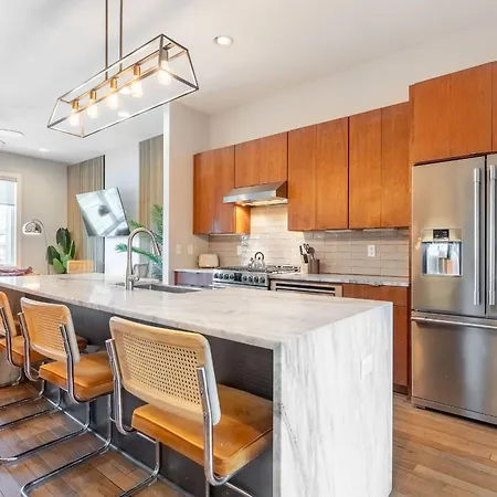 Vivid Vocals - Rooftop Views In 12 South Holiday home