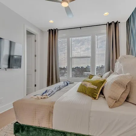 Combined Townhome With 26 Beds - 2 Rooftops! Holiday home