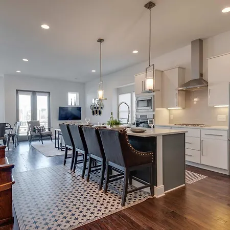 The Skyline Social - Retreat & Private Rooftop Holiday home *