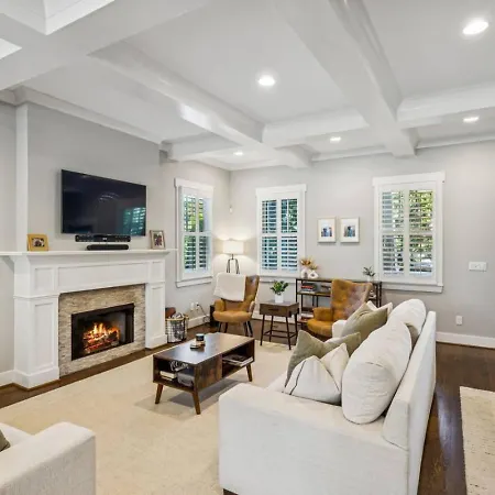 Walk To 12 South And Restaurants With Garage And Golf Simulator Holiday home *