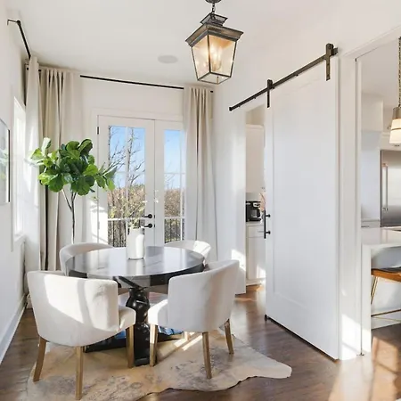 Near Vanderbilt And Belmont With Garage, Pool Table Holiday home *