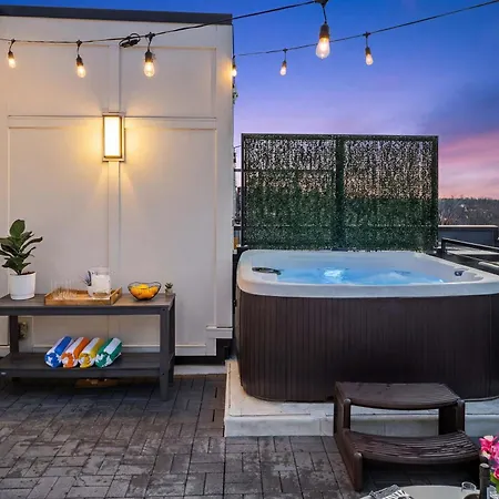 Rooftop Hot Tub Views Parking Mins To Bway Holiday home *