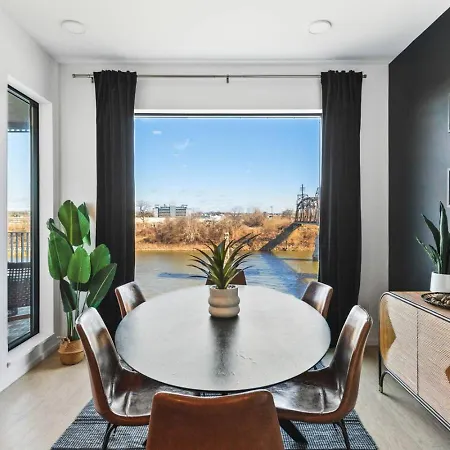 Riverfront Walk To Downtown With Garage Parking *