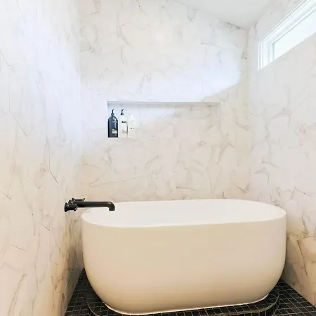 Modern Retreat 4 Bedroom 3 5 Ba Walk To East Nash Gems *