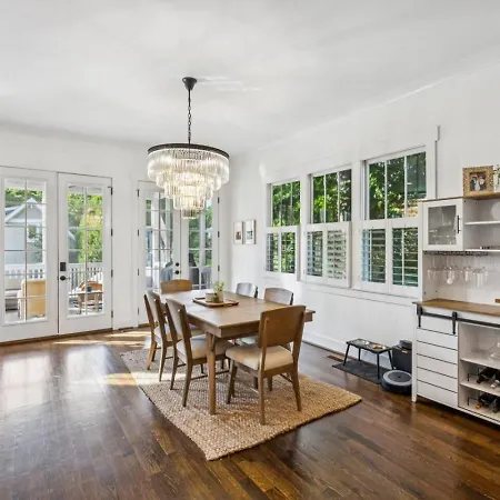 Walk To 12 South And Restaurants With Garage And Golf Simulator Holiday home Nashville