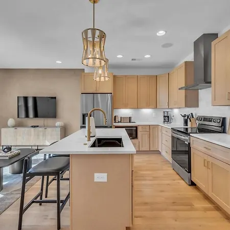 Stylish 5br Retreat W Rooftop Hot Tub Holiday home