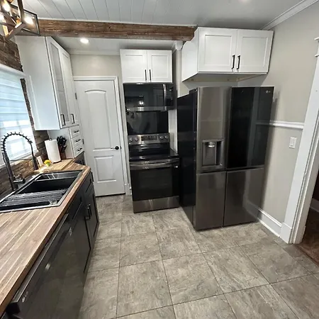 Holiday home Away From Mlnutes! To Broadway & Stadium *
