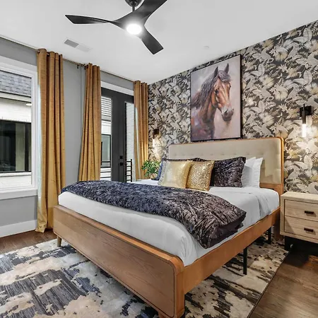 Holiday home Elegant Nash Karaoke Haven With Rooftop Fire Table Nashville