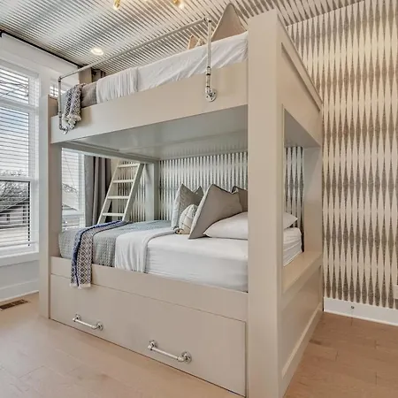 Combined Townhome With 26 Beds - 2 Rooftops! Holiday home Nashville