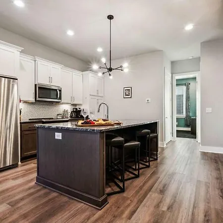 Private With Rooftop Game Near Downtown Holiday home