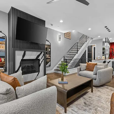Holiday home Elegant Nash Karaoke Haven With Rooftop Fire Table Nashville