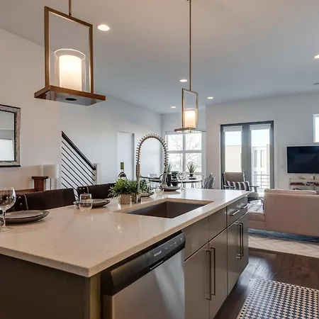 The Skyline Social - Retreat & Private Rooftop *