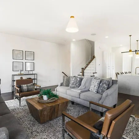 Near Vanderbilt And Belmont With Garage, Pool Table Holiday home Nashville