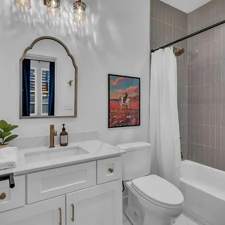 Stylish 5br Retreat W Rooftop Hot Tub Nashville
