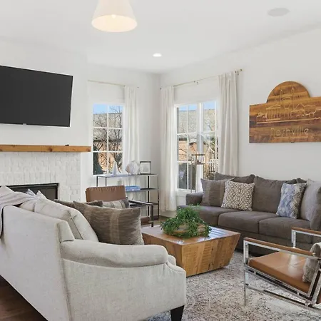 Near Vanderbilt And Belmont With Garage, Pool Table Holiday home *