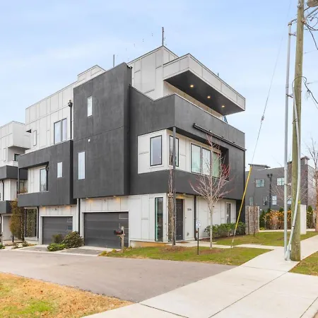 View Only 1 Mile To Downtown With Garage And Rooftop