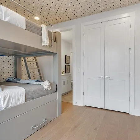Combined Townhome With 26 Beds - 2 Rooftops! *