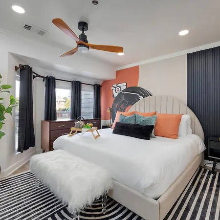 Funky Town - Walkable To Attractions Holiday home *