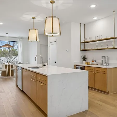 Chic Nash Townhouse Rooftop Patio And Views Holiday home