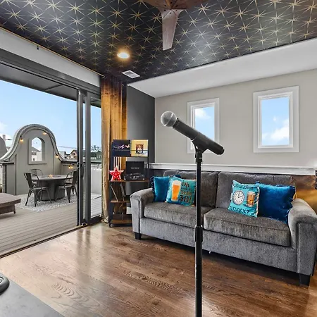 Holiday home Broadway Honky Tonk Haven With Karaoke Stage! Nashville